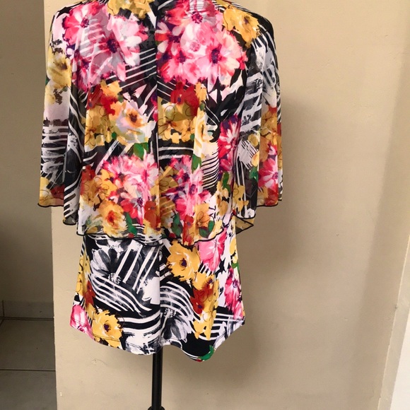 Susie In The City Floral Multicolor Blouse.       Size Large - Picture 2 of 12